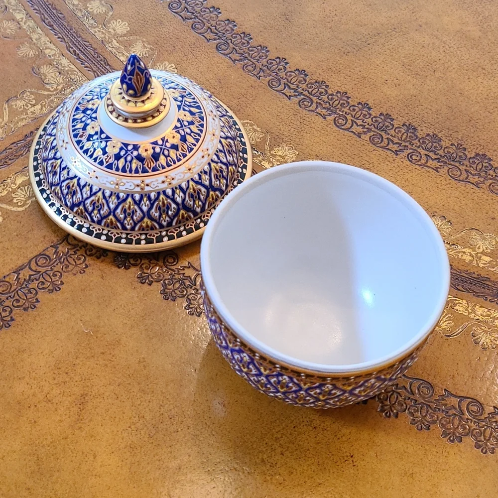 Bowl with lid